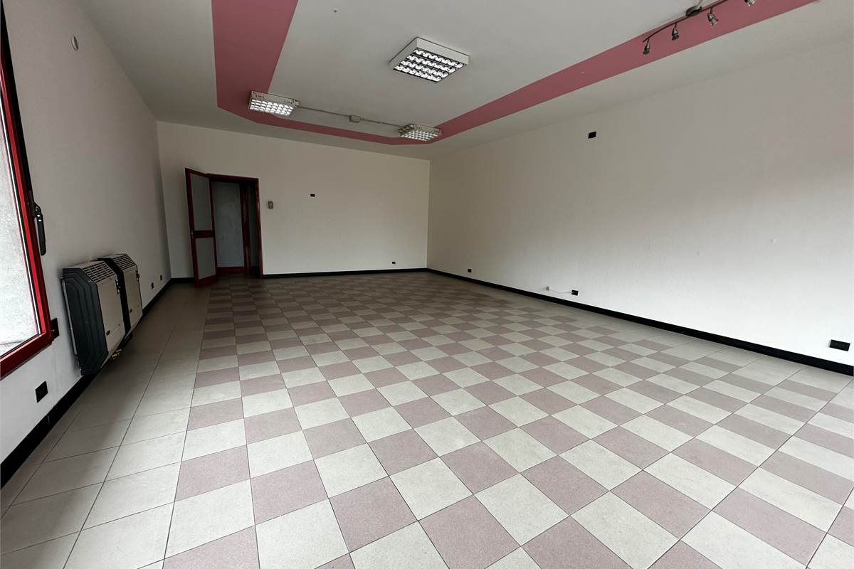 ERBA:LOCALI COMMERCIALI CON VETRINE