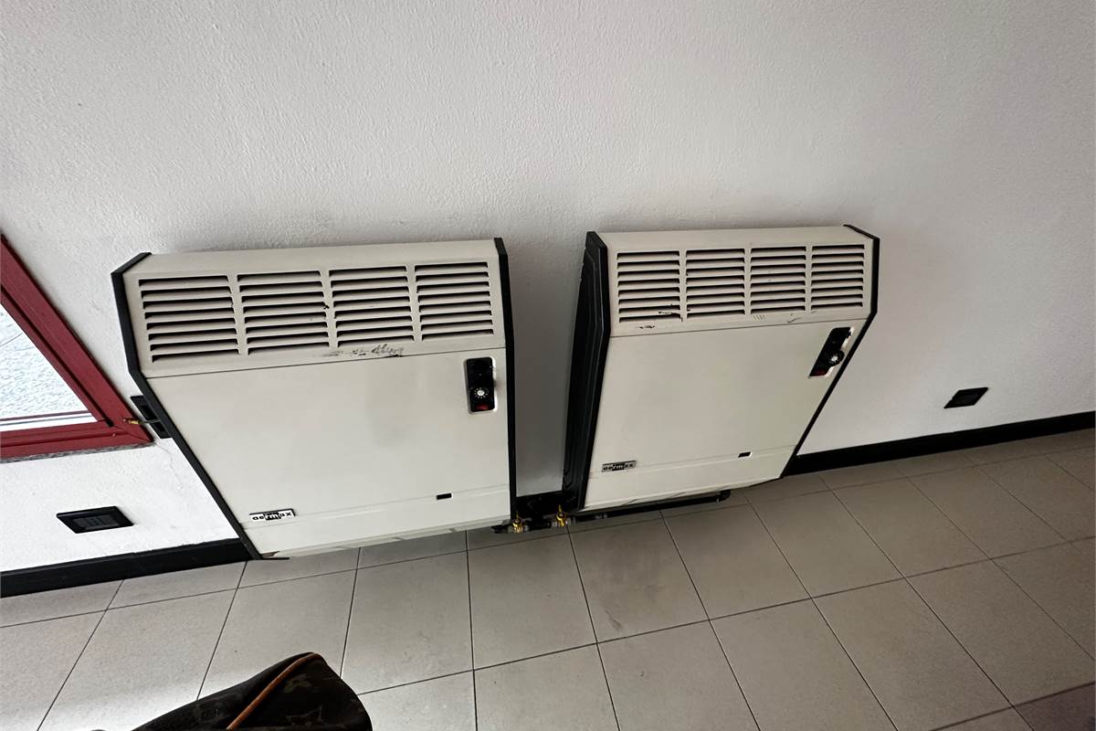 ERBA:LOCALI COMMERCIALI CON VETRINE