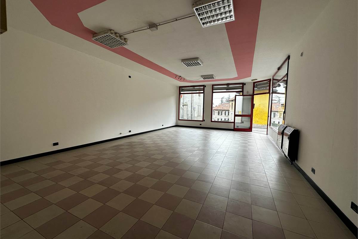 ERBA:LOCALI COMMERCIALI CON VETRINE