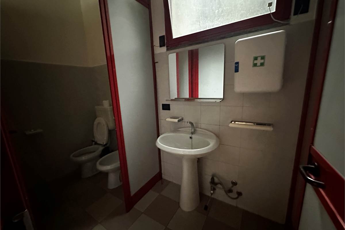 ERBA:LOCALI COMMERCIALI CON VETRINE