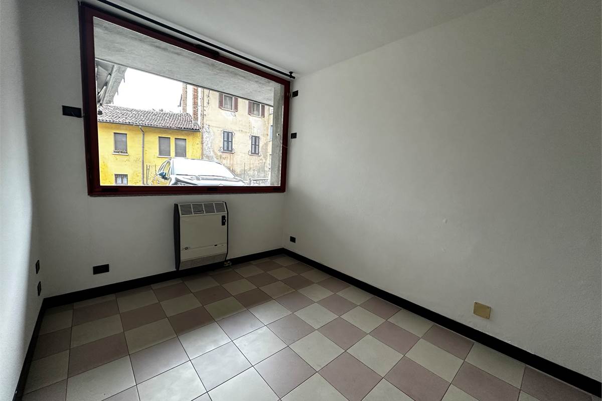 ERBA:LOCALI COMMERCIALI CON VETRINE