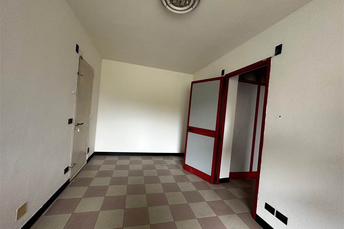 ERBA:LOCALI COMMERCIALI CON VETRINE