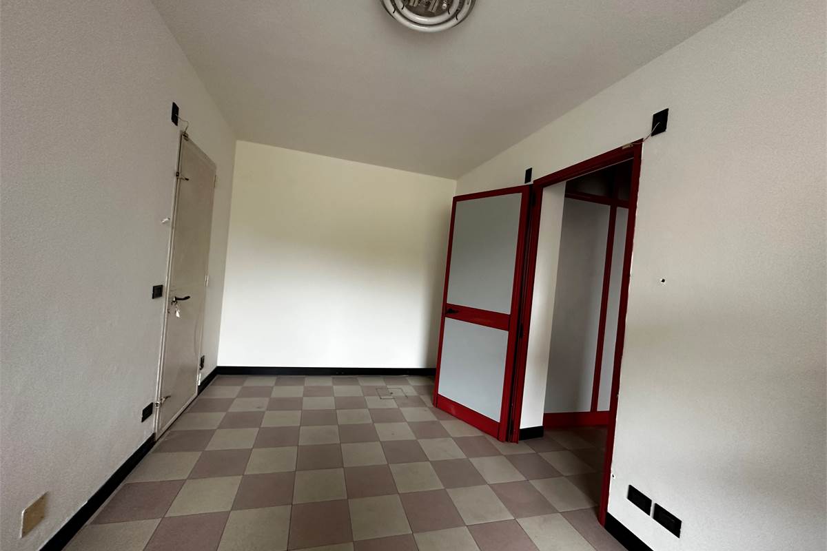 ERBA:LOCALI COMMERCIALI CON VETRINE