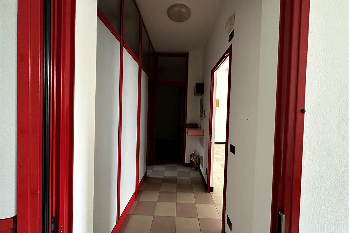 ERBA:LOCALI COMMERCIALI CON VETRINE