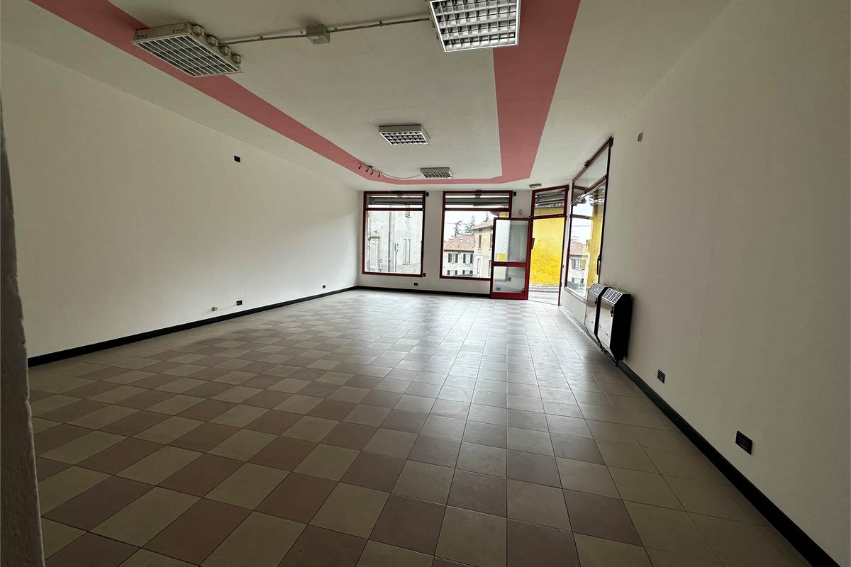 ERBA:LOCALI COMMERCIALI CON VETRINE