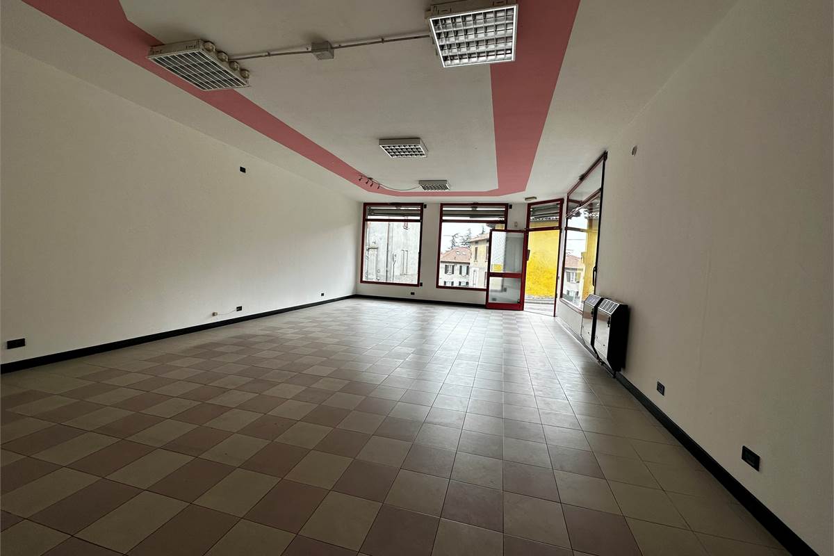 ERBA:LOCALI COMMERCIALI CON VETRINE