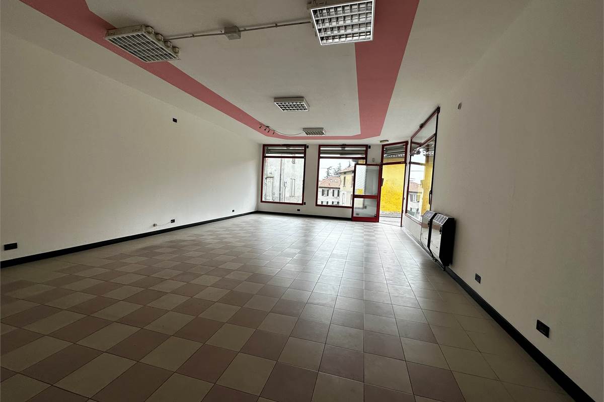 ERBA:LOCALI COMMERCIALI CON VETRINE