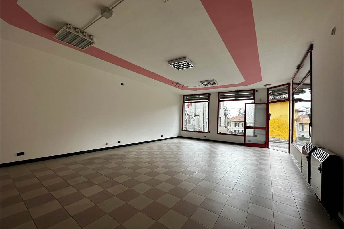 ERBA:LOCALI COMMERCIALI CON VETRINE