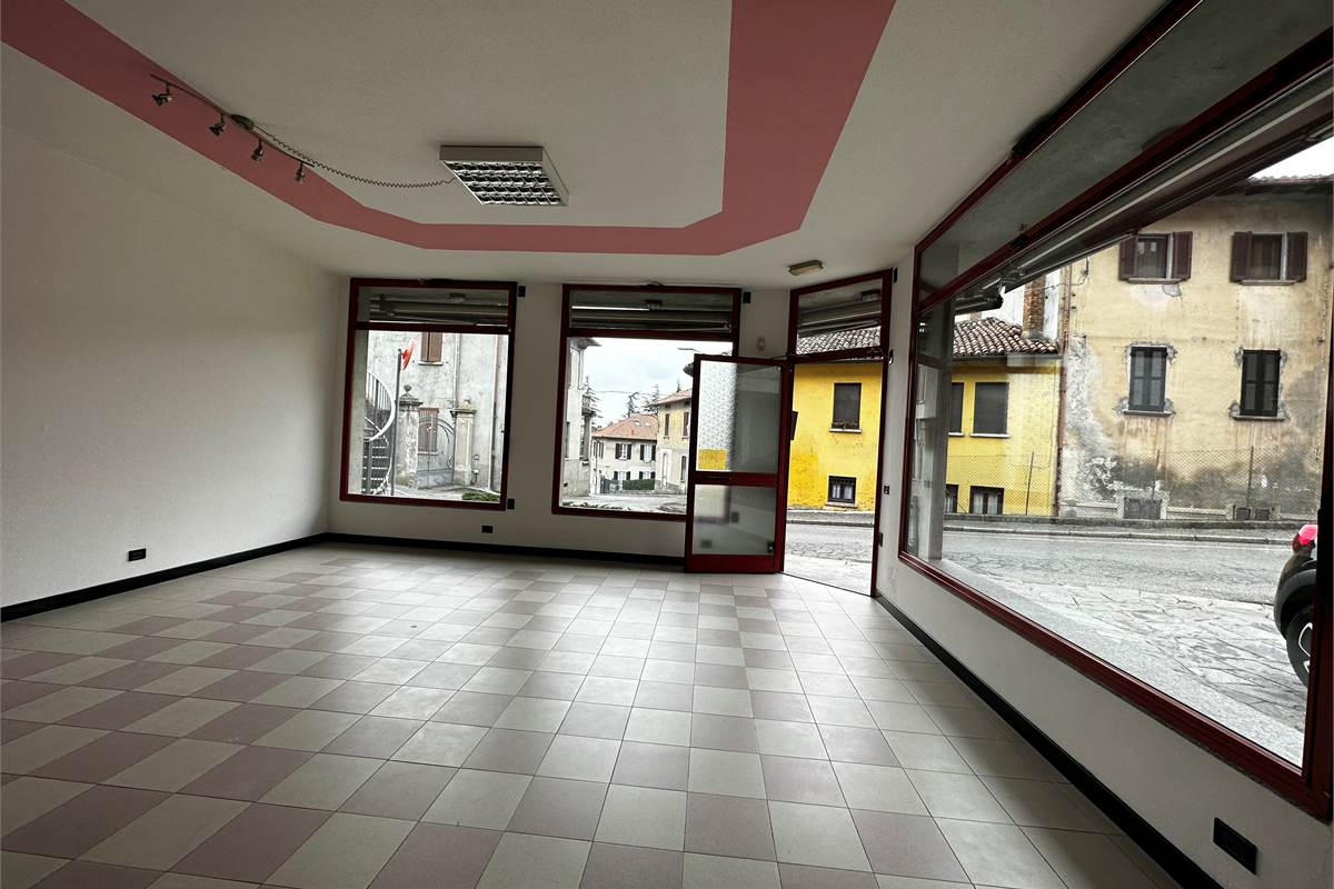 ERBA:LOCALI COMMERCIALI CON VETRINE