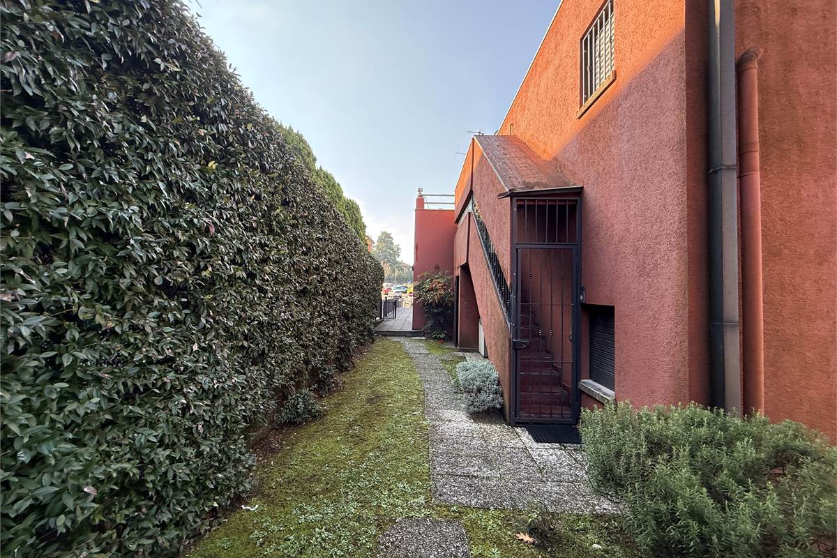 COMO:PALAZZINA CON LOCALI  COMERC.+ABITAZIONE E UFFICI