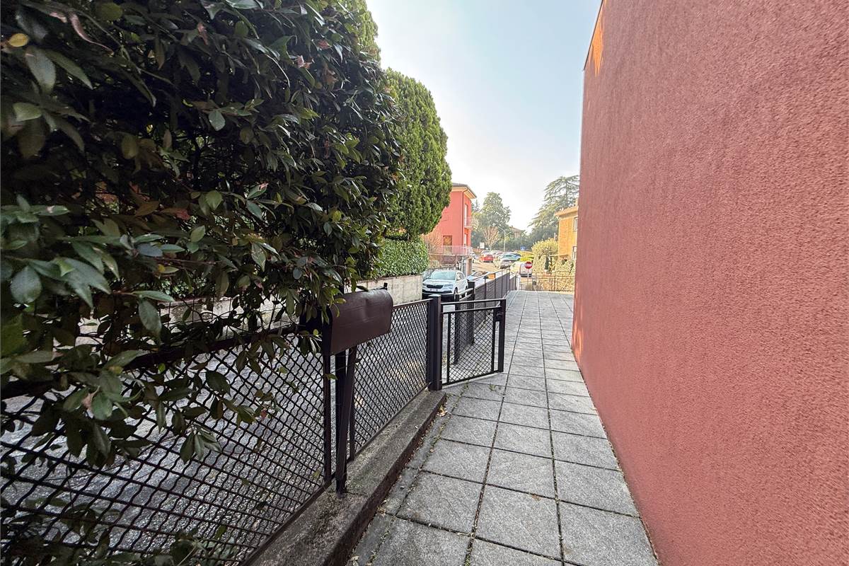 COMO:PALAZZINA CON LOCALI  COMERC.+ABITAZIONE E UFFICI