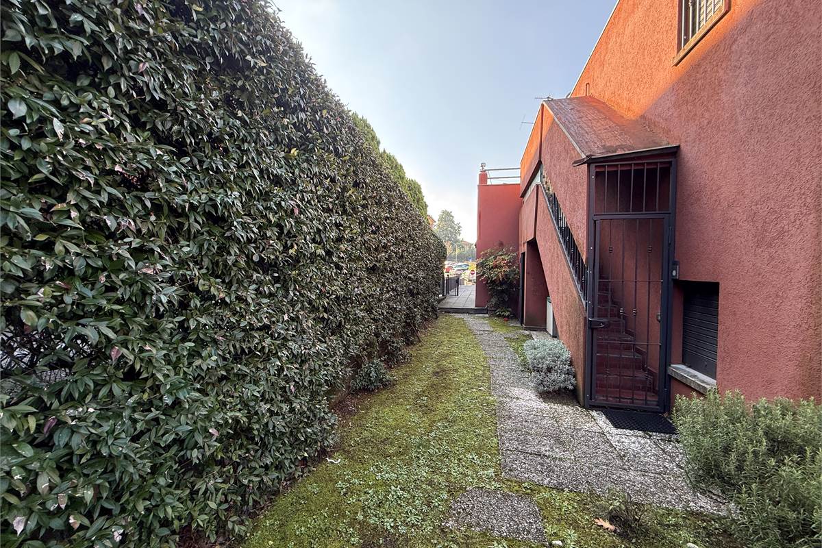 COMO:PALAZZINA CON LOCALI  COMERC.+ABITAZIONE E UFFICI