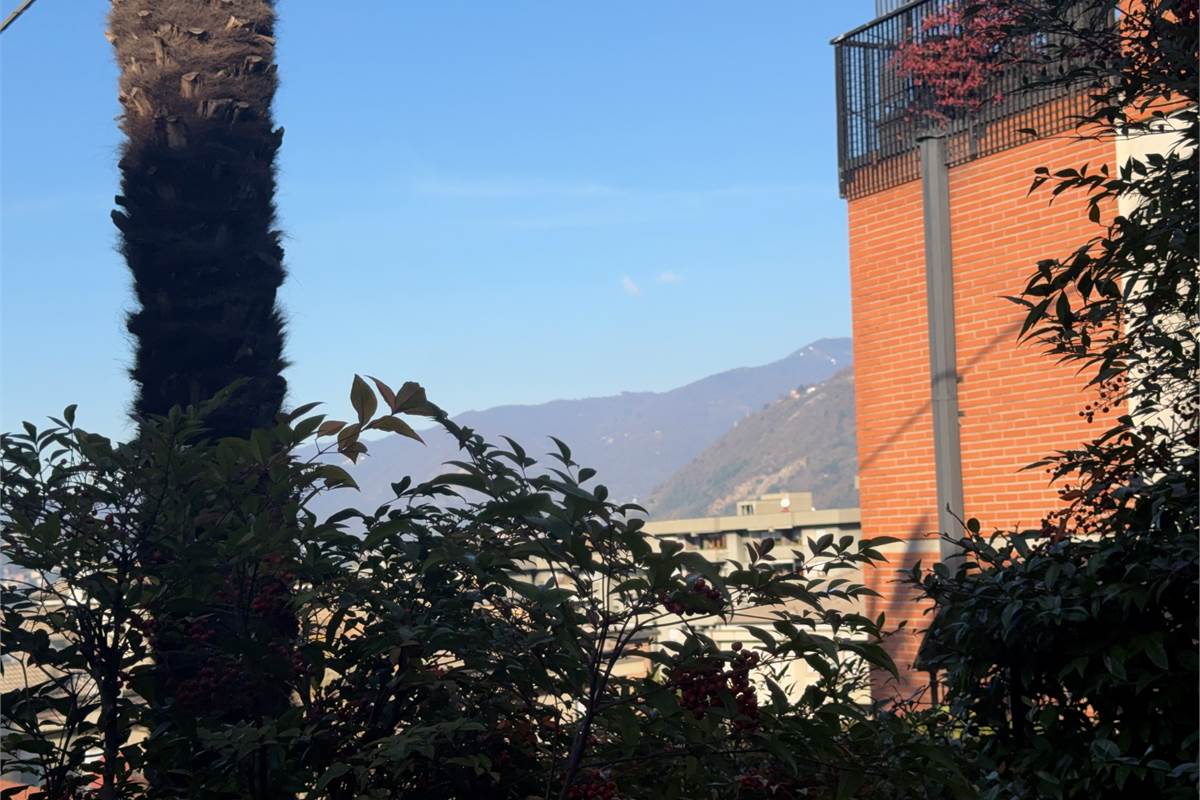 COMO:PALAZZINA CON LOCALI  COMERC.+ABITAZIONE E UFFICI