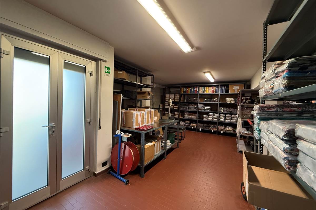 COMO:PALAZZINA CON LOCALI  COMERC.+ABITAZIONE E UFFICI