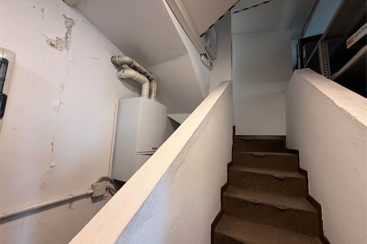 COMO:PALAZZINA CON LOCALI  COMERC.+ABITAZIONE E UFFICI