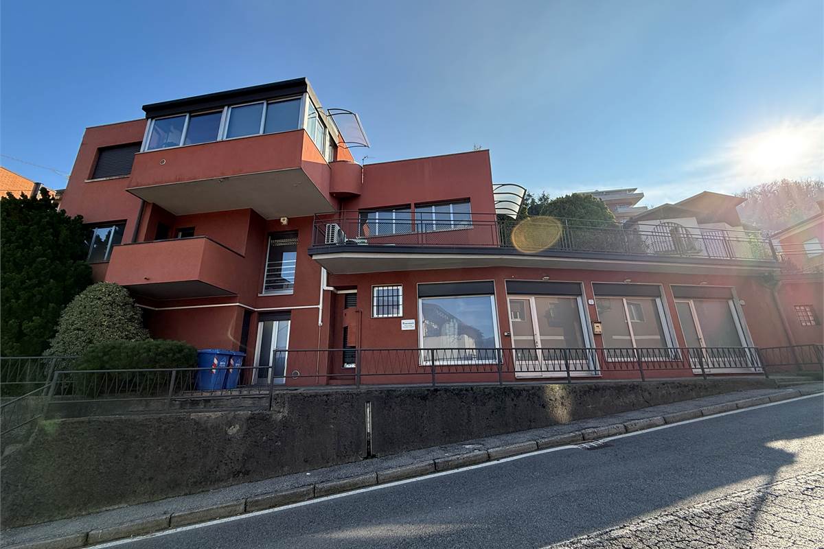 COMO:PALAZZINA CON LOCALI  COMERC.+ABITAZIONE E UFFICI