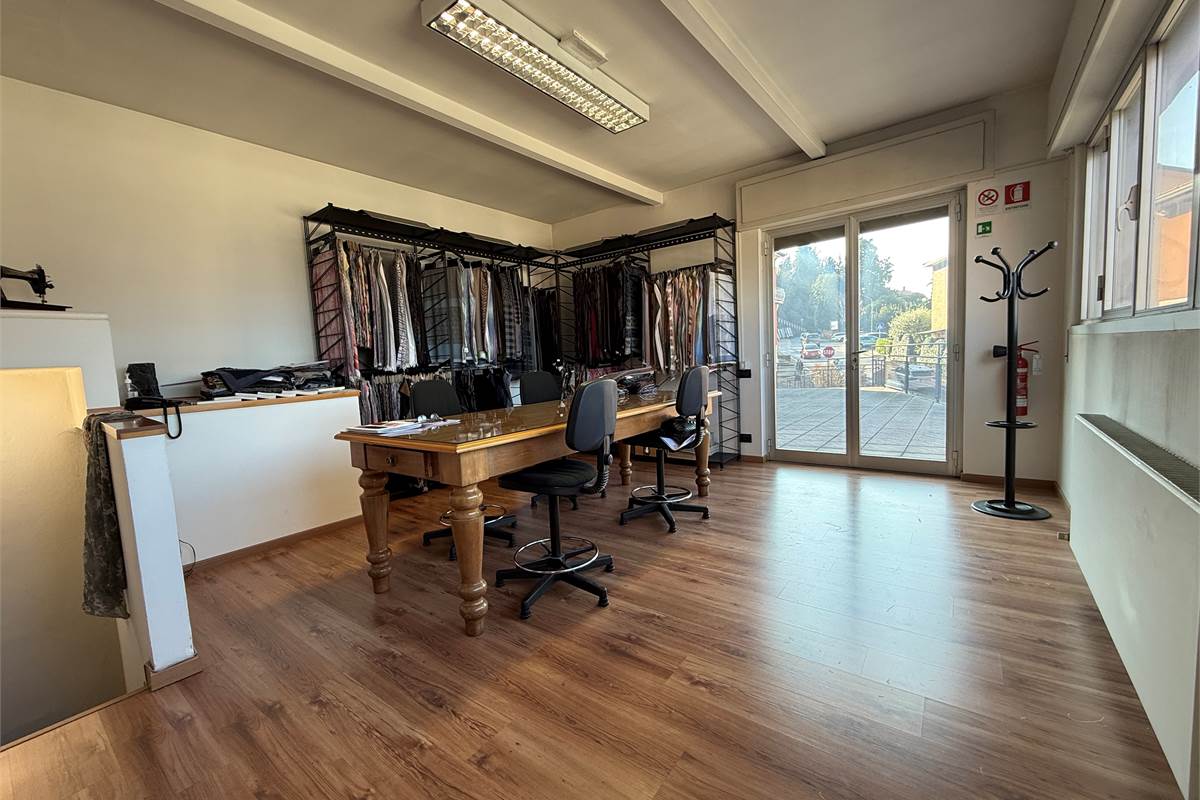 COMO:PALAZZINA CON LOCALI  COMERC.+ABITAZIONE E UFFICI