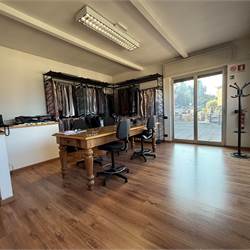 COMO:PALAZZINA CON LOCALI  COMERC.+ABITAZIONE E UFFICI