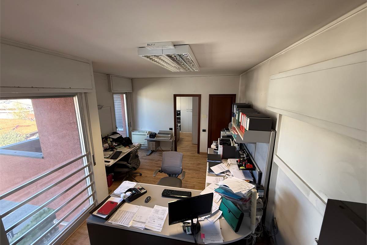 COMO:PALAZZINA CON LOCALI  COMERC.+ABITAZIONE E UFFICI