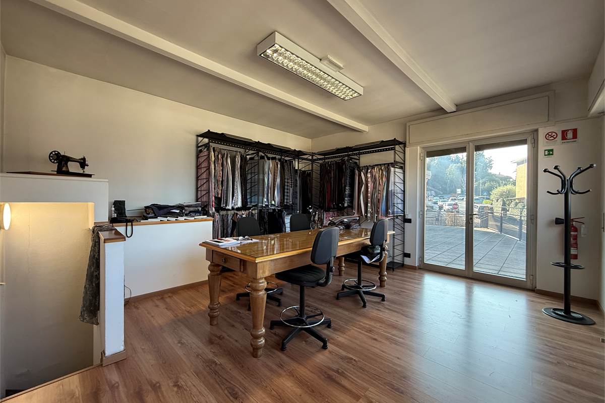 COMO:PALAZZINA CON LOCALI  COMERC.+ABITAZIONE E UFFICI