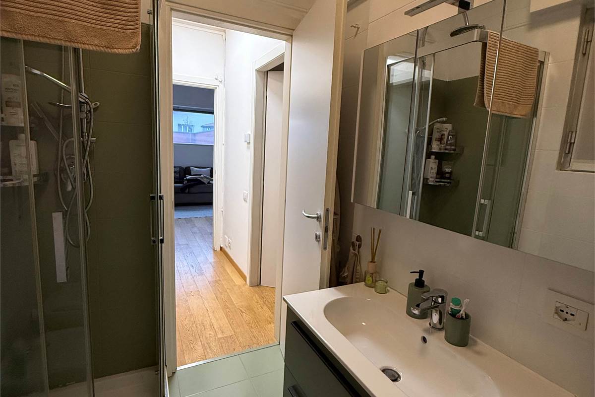 COMO:PALAZZINA CON LOCALI  COMERC.+ABITAZIONE E UFFICI