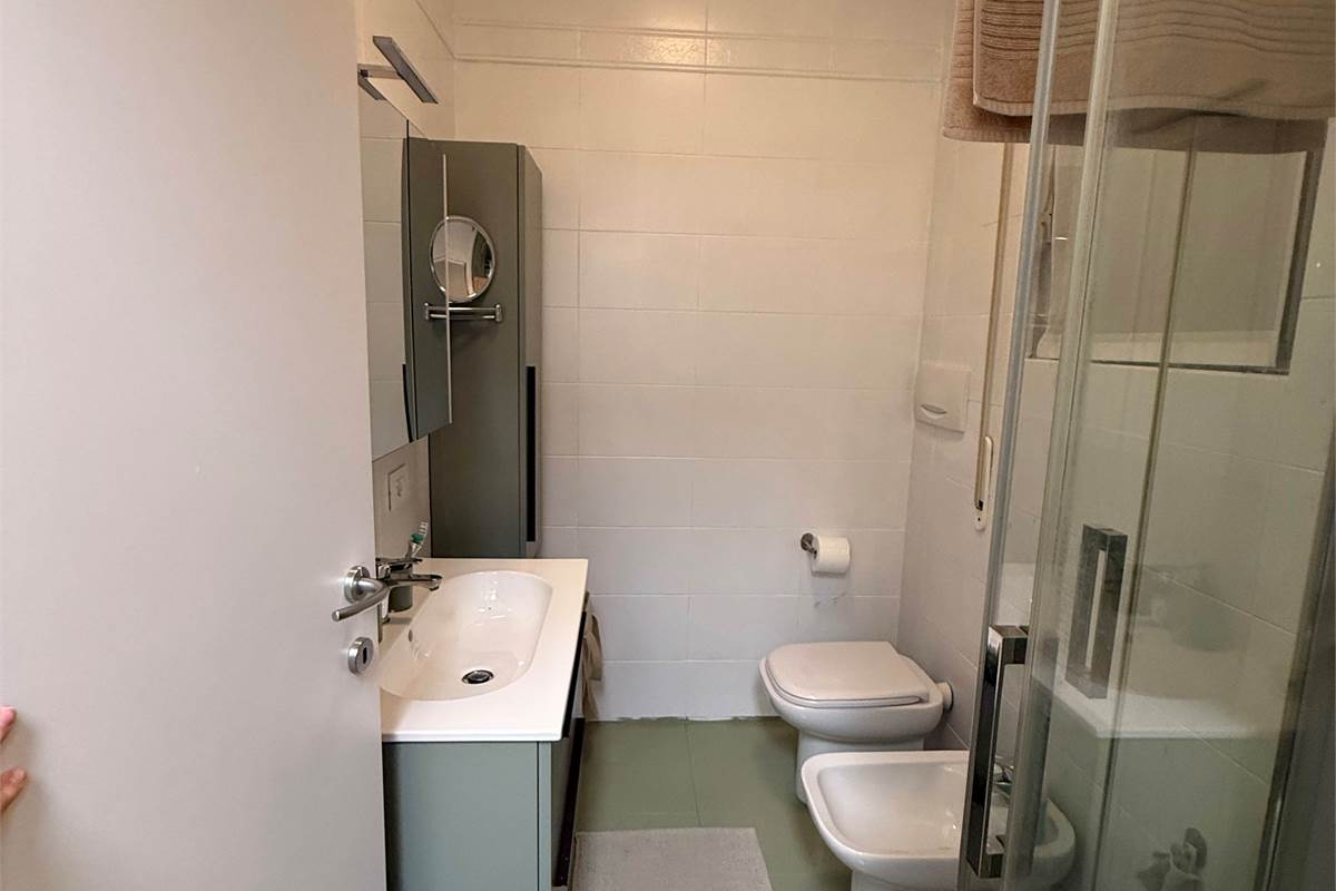 COMO:PALAZZINA CON LOCALI  COMERC.+ABITAZIONE E UFFICI