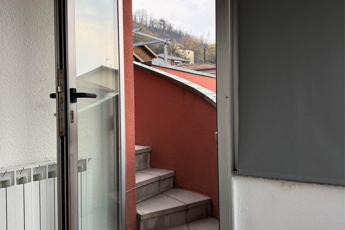 COMO:PALAZZINA CON LOCALI  COMERC.+ABITAZIONE E UFFICI