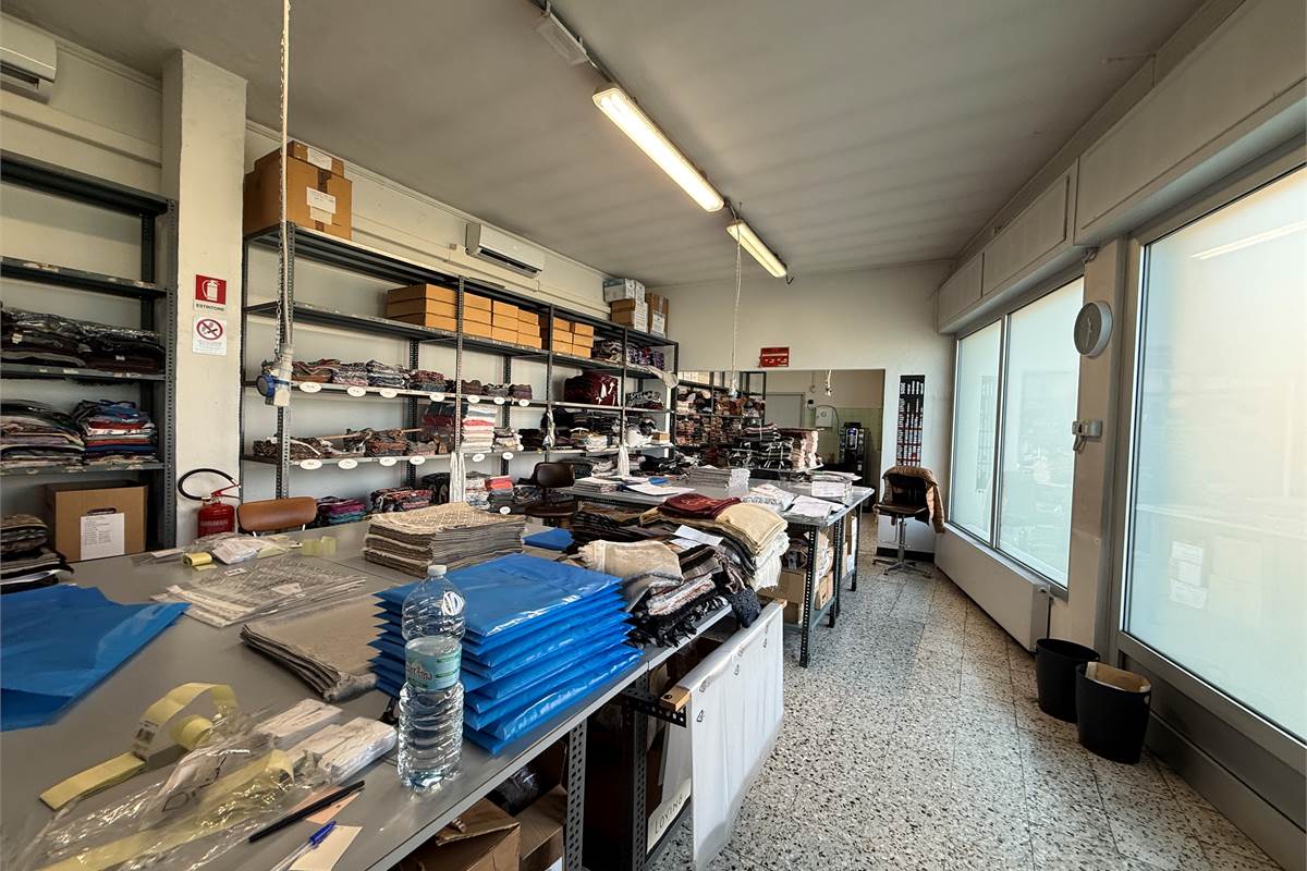 COMO:PALAZZINA CON LOCALI  COMERC.+ABITAZIONE E UFFICI