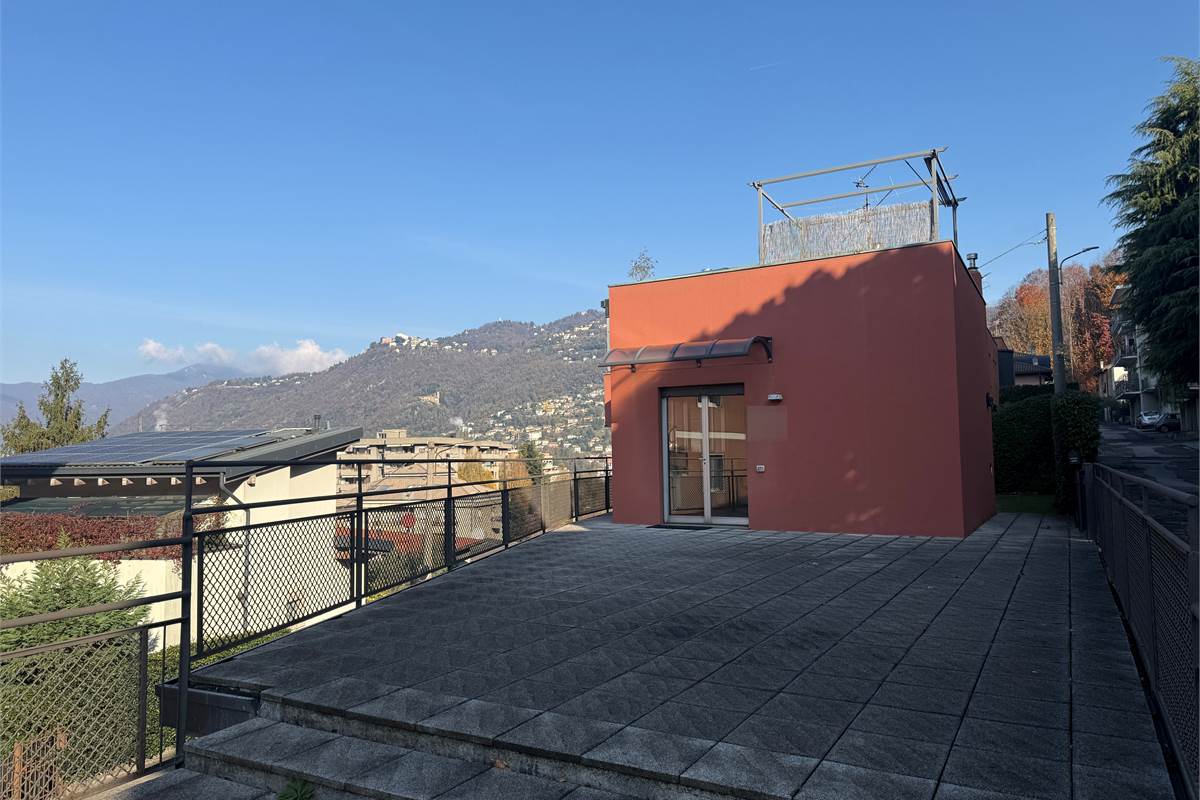 COMO:PALAZZINA CON LOCALI  COMERC.+ABITAZIONE E UFFICI