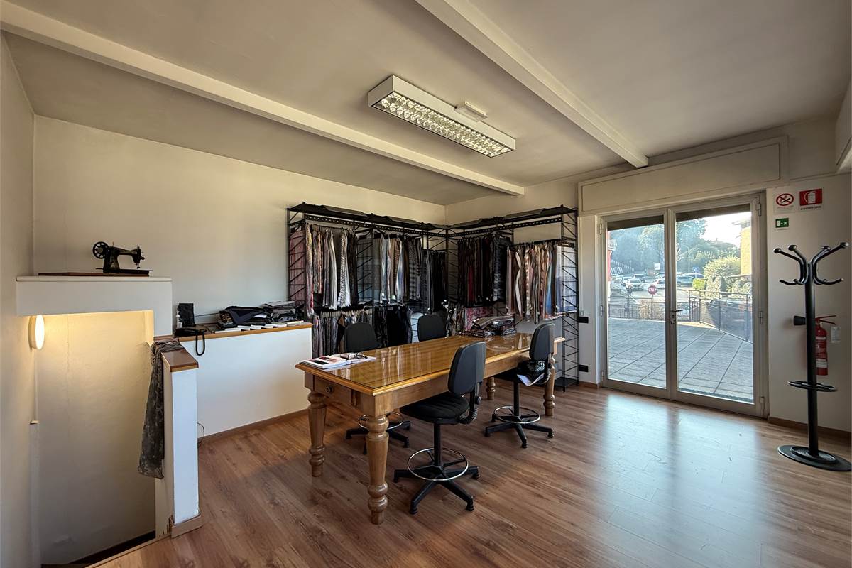 COMO:PALAZZINA CON LOCALI  COMERC.+ABITAZIONE E UFFICI