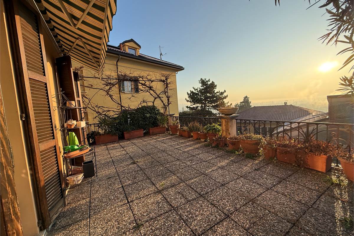 ERBA.ELEGANTE ABITAZIONE CON TERRAZZO PANORAMICO