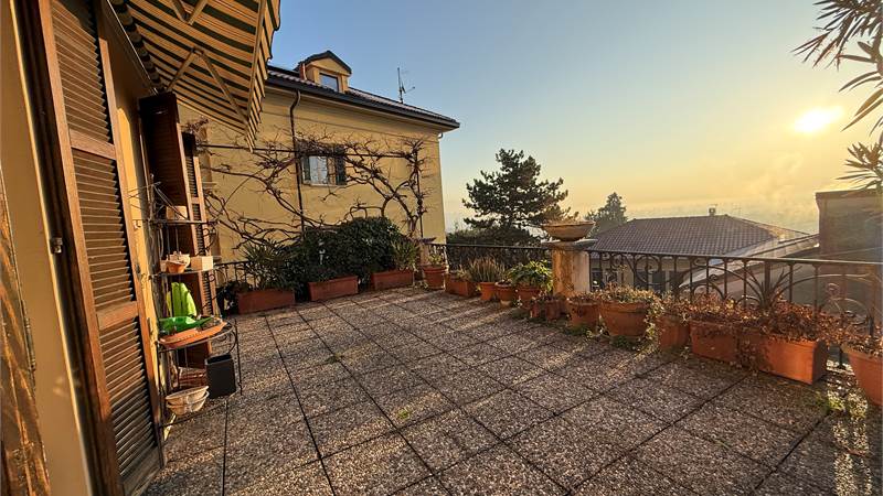 ERBA.ELEGANTE ABITAZIONE CON TERRAZZO PANORAMICO