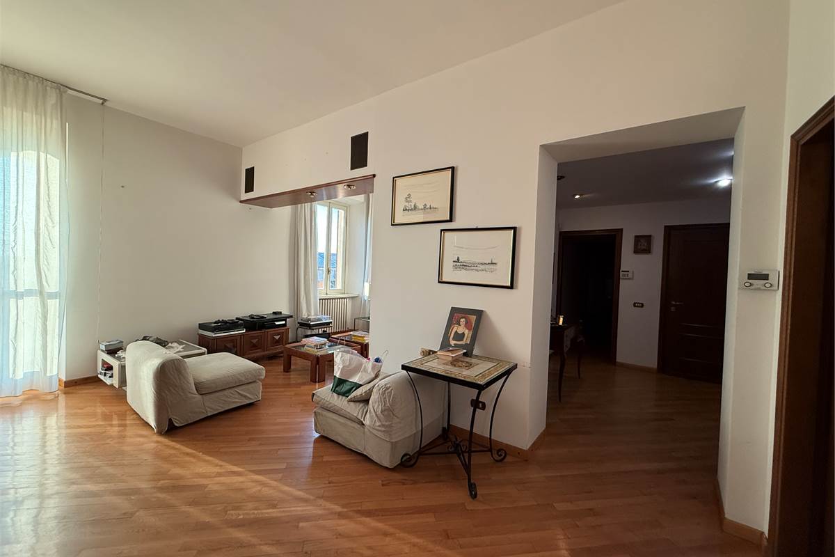 ERBA.ELEGANTE ABITAZIONE CON TERRAZZO PANORAMICO