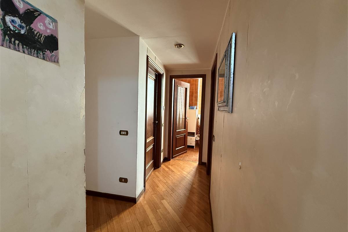 ERBA.ELEGANTE ABITAZIONE CON TERRAZZO PANORAMICO