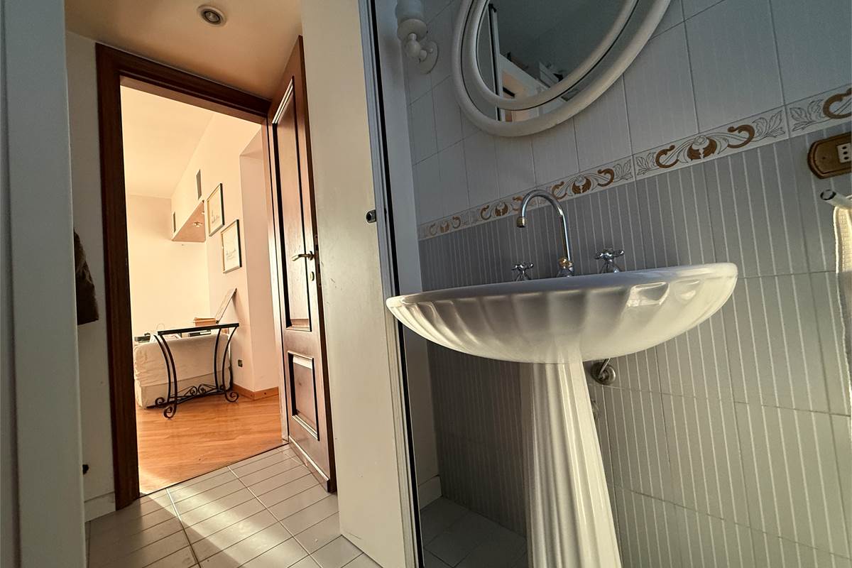 ERBA.ELEGANTE ABITAZIONE CON TERRAZZO PANORAMICO