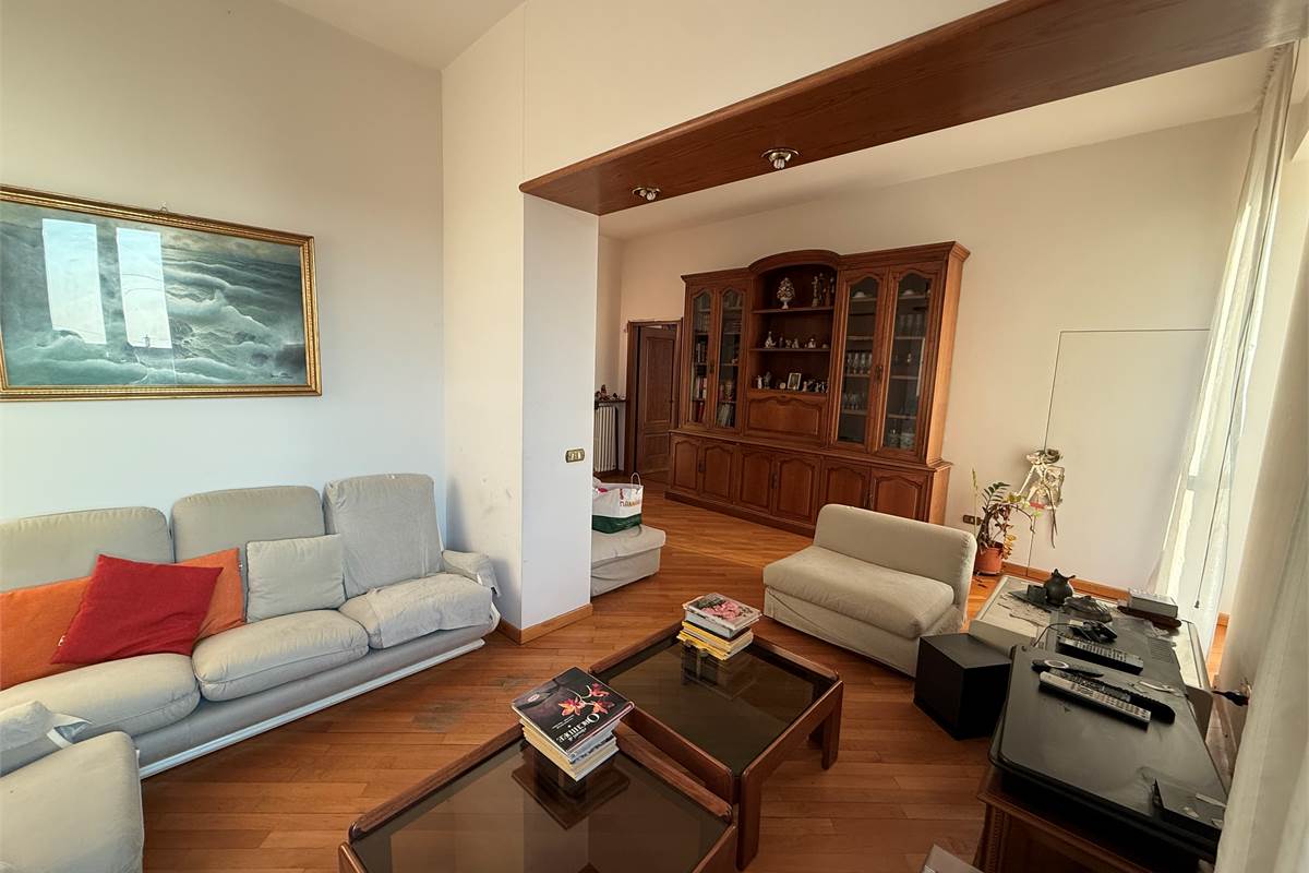 ERBA.ELEGANTE ABITAZIONE CON TERRAZZO PANORAMICO