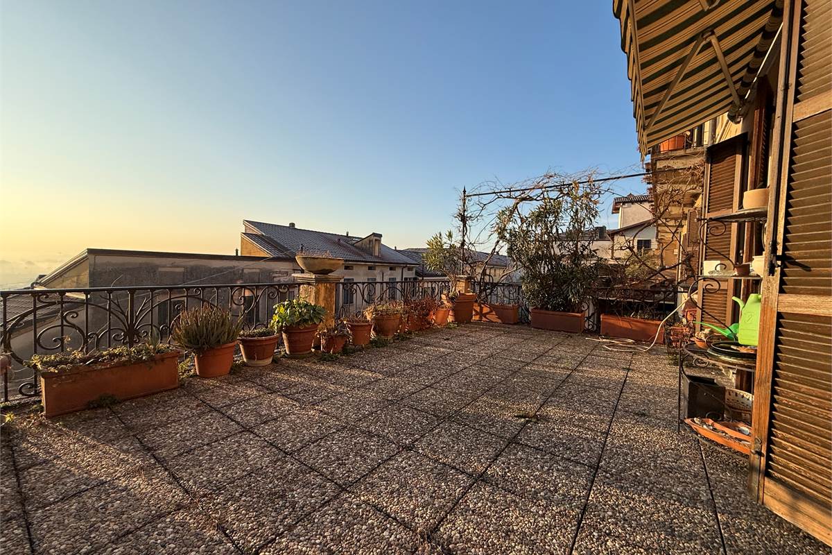 ERBA.ELEGANTE ABITAZIONE CON TERRAZZO PANORAMICO