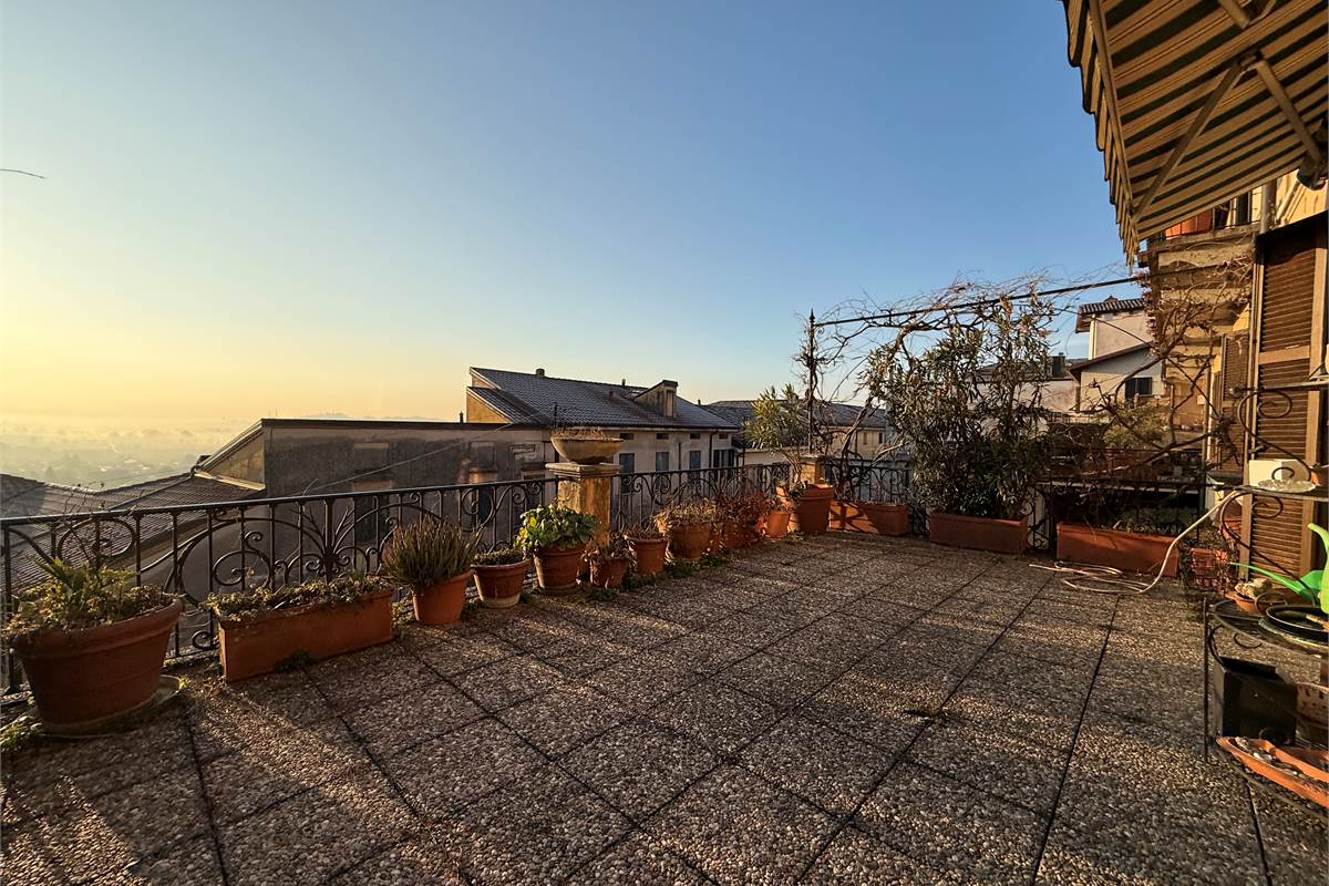 ERBA.ELEGANTE ABITAZIONE CON TERRAZZO PANORAMICO