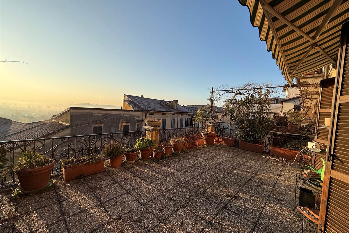 ERBA.ELEGANTE ABITAZIONE CON TERRAZZO PANORAMICO