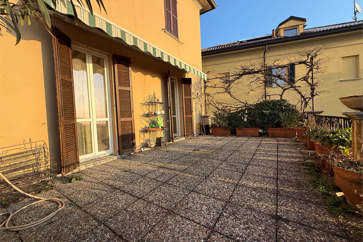 ERBA.ELEGANTE ABITAZIONE CON TERRAZZO PANORAMICO