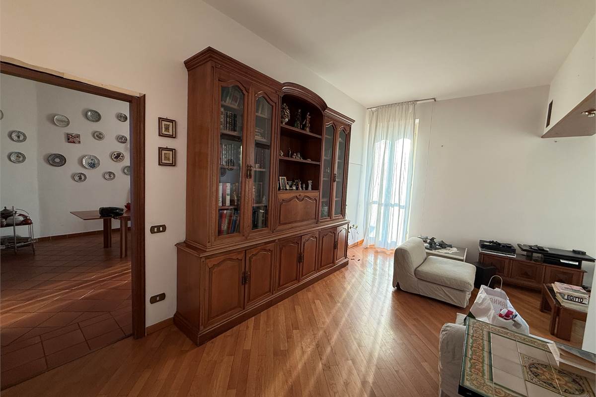 ERBA.ELEGANTE ABITAZIONE CON TERRAZZO PANORAMICO