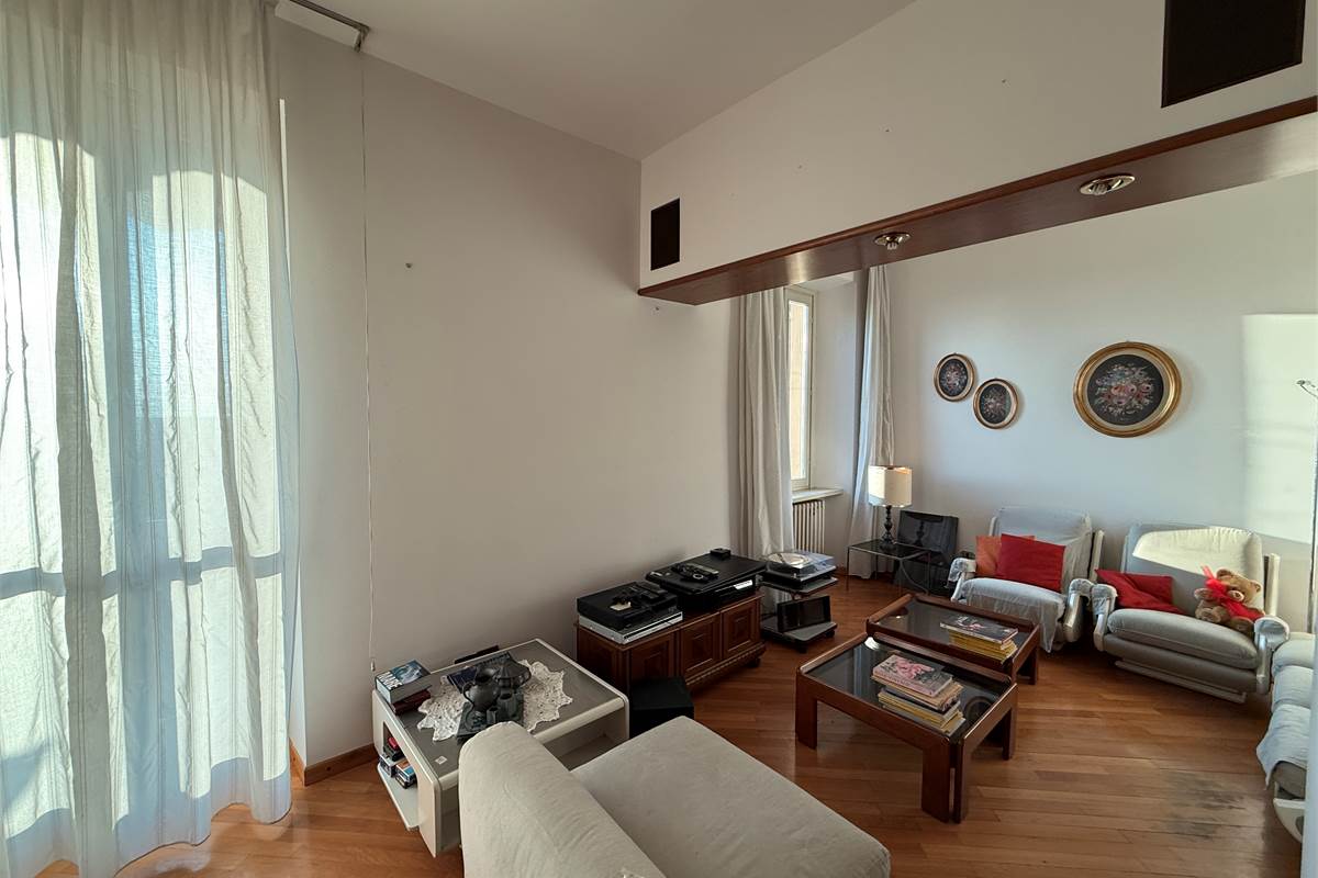 ERBA.ELEGANTE ABITAZIONE CON TERRAZZO PANORAMICO