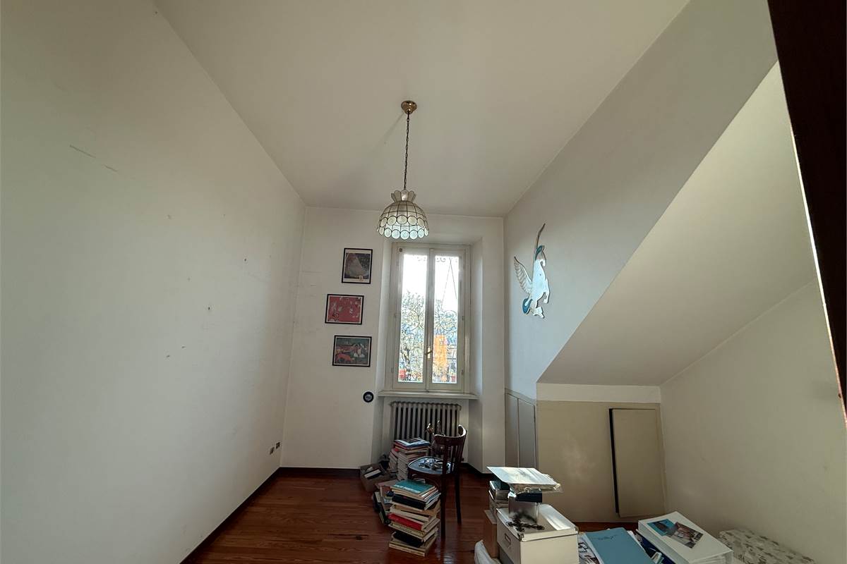 ERBA.ELEGANTE ABITAZIONE CON TERRAZZO PANORAMICO