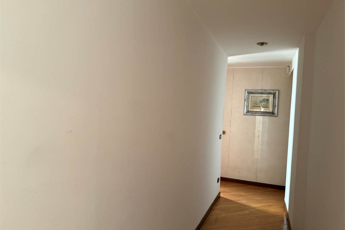 ERBA.ELEGANTE ABITAZIONE CON TERRAZZO PANORAMICO