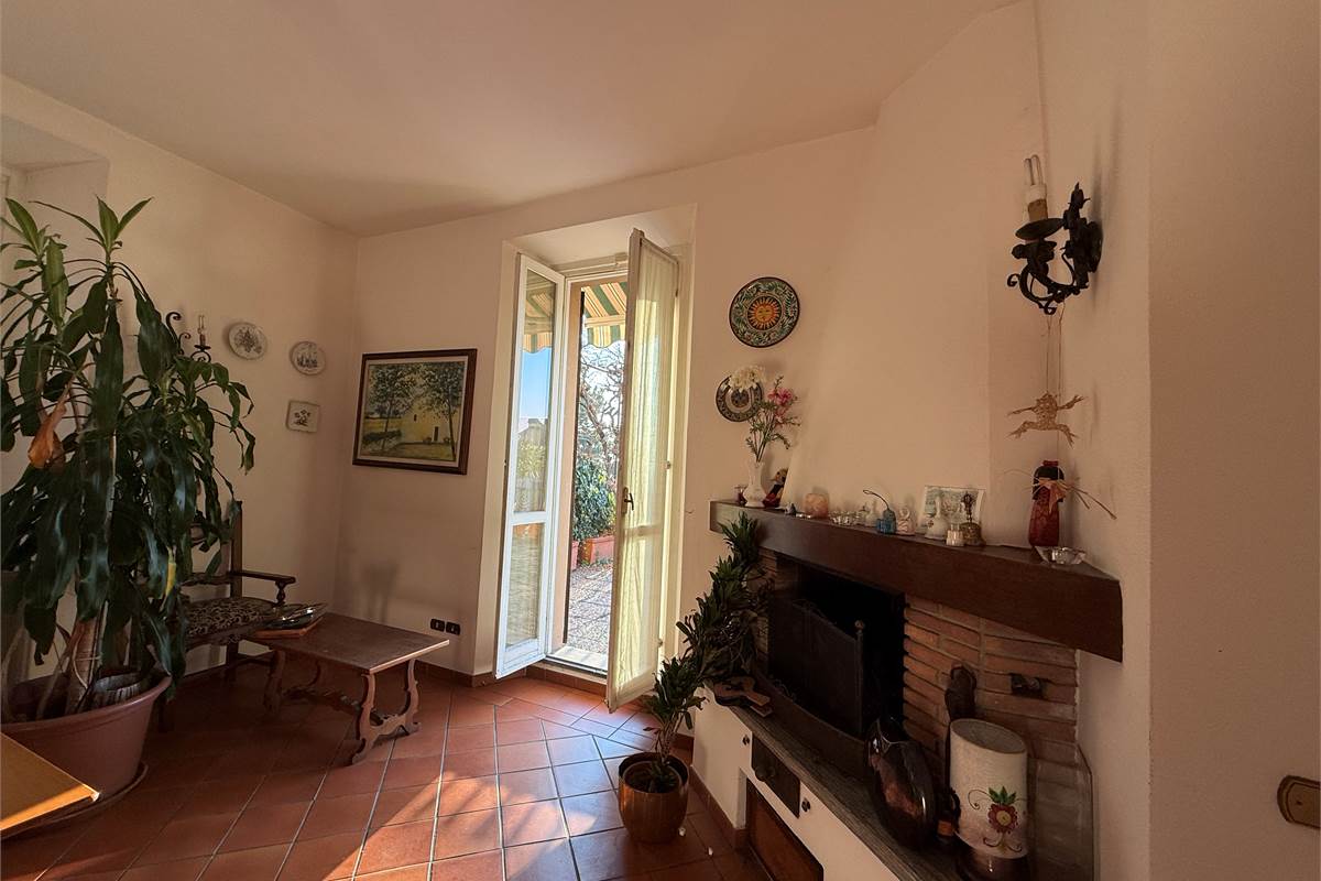 ERBA.ELEGANTE ABITAZIONE CON TERRAZZO PANORAMICO