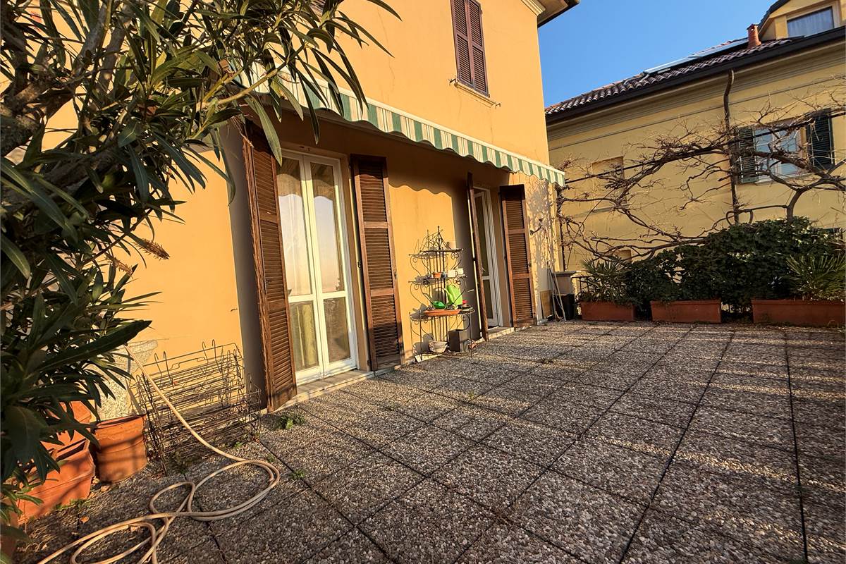 ERBA.ELEGANTE ABITAZIONE CON TERRAZZO PANORAMICO