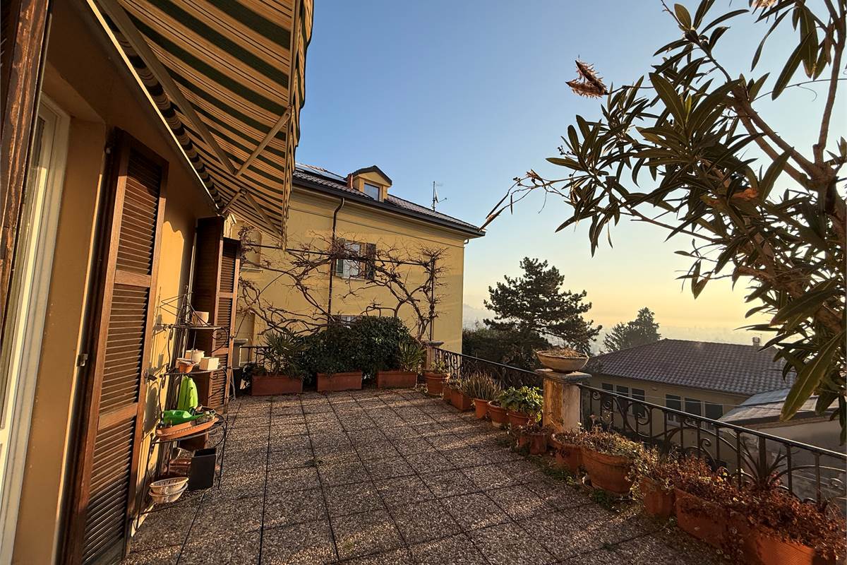 ERBA.ELEGANTE ABITAZIONE CON TERRAZZO PANORAMICO