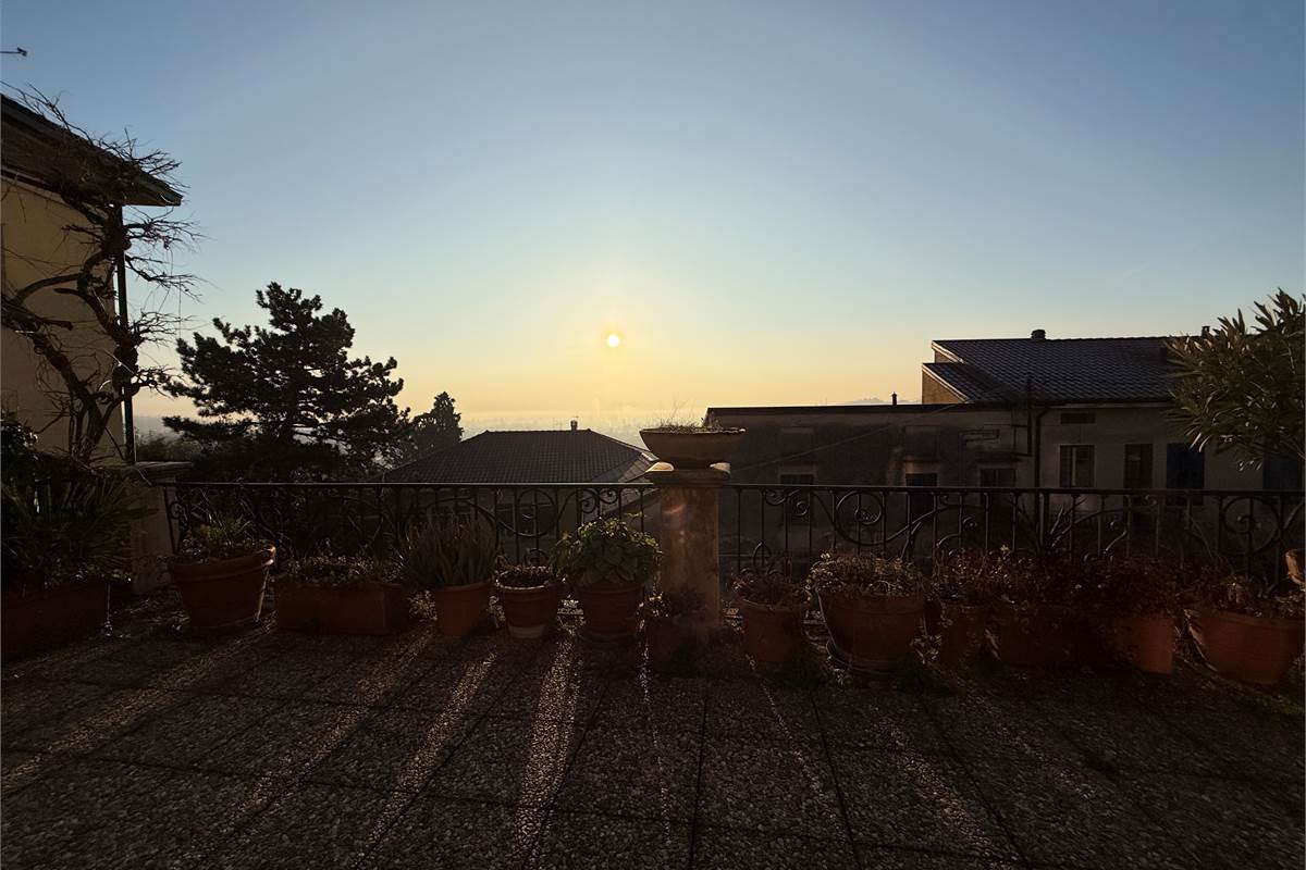 ERBA.ELEGANTE ABITAZIONE CON TERRAZZO PANORAMICO