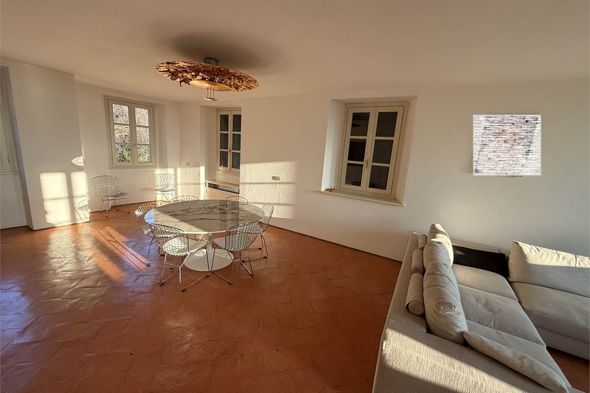 Erba:Elegante appartamento panoramico con box