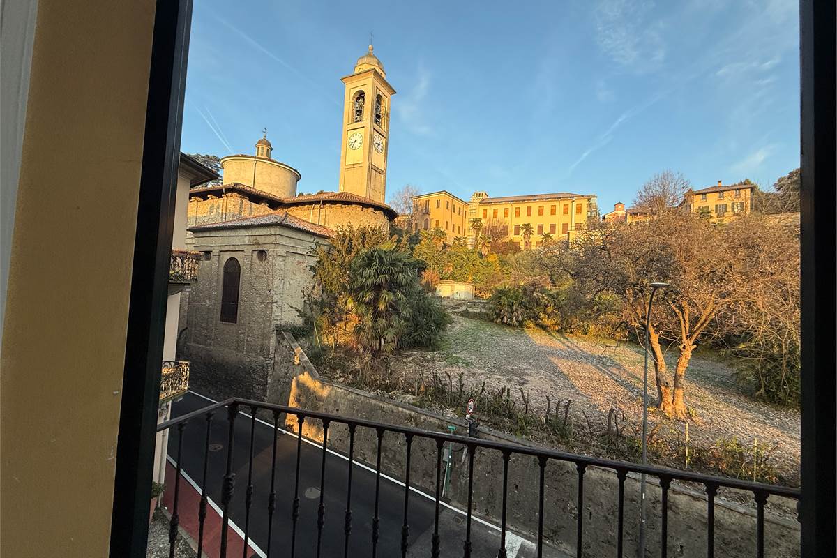 Erba:Elegante appartamento panoramico con box